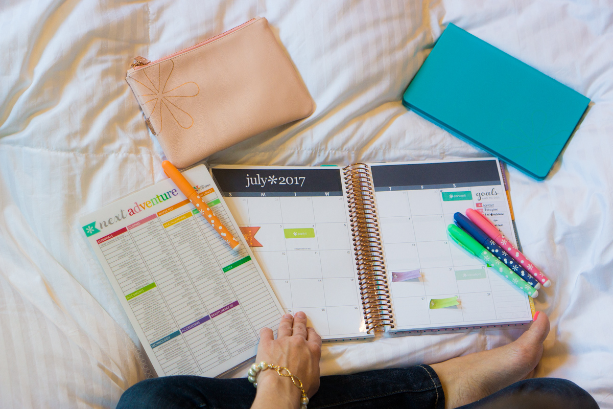 Erin Condren Snap-in travel dashboard | Hardbound planner and notebooks | 4 stylish tips for staying organized while traveling | erin condren coupon code | petite fashion and style blog