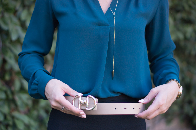 Petite fashion & style | Hermes horsebit belt | Talbots reversible belt | Have you drooled over a Hermes horsebit belt before? Well look no further, the Talbots novelty-buckle reversible belt is the perfect Hermes dupe. This Talbots reversible belt came out last fall and more colors are available now! It has a similar Hermes horsebit belt clasp in silver instead of gold. Click now to read my review and shop these looks!