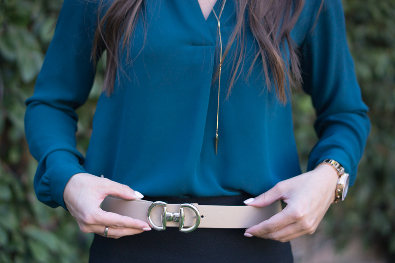 Petite fashion & style | Hermes horsebit belt | Talbots reversible belt | Have you drooled over a Hermes horsebit belt before? Well look no further, the Talbots novelty-buckle reversible belt is the perfect Hermes dupe. This Talbots reversible belt came out last fall and more colors are available now! It has a similar Hermes horsebit belt clasp in silver instead of gold. Click now to read my review and shop these looks!