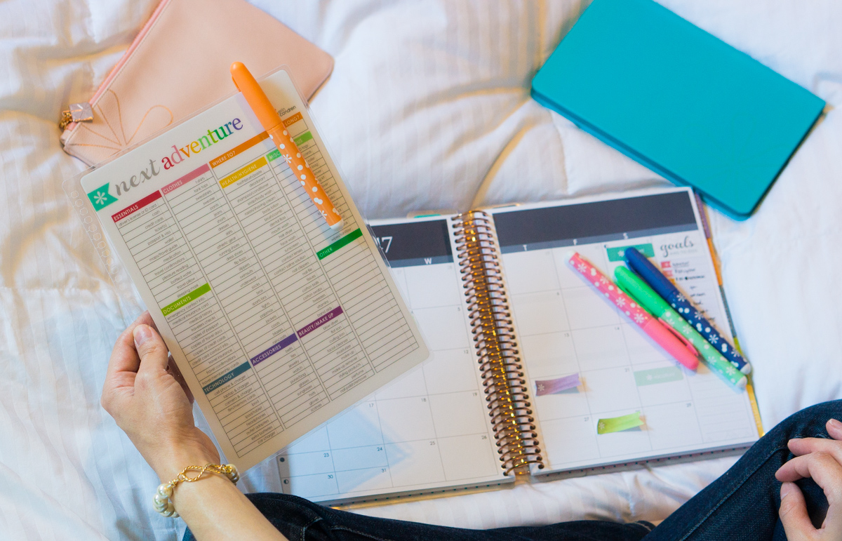 Erin Condren Snap-in travel dashboard | Hardbound planner and notebooks | 4 stylish tips for staying organized while traveling | erin condren coupon code | petite fashion and style blog