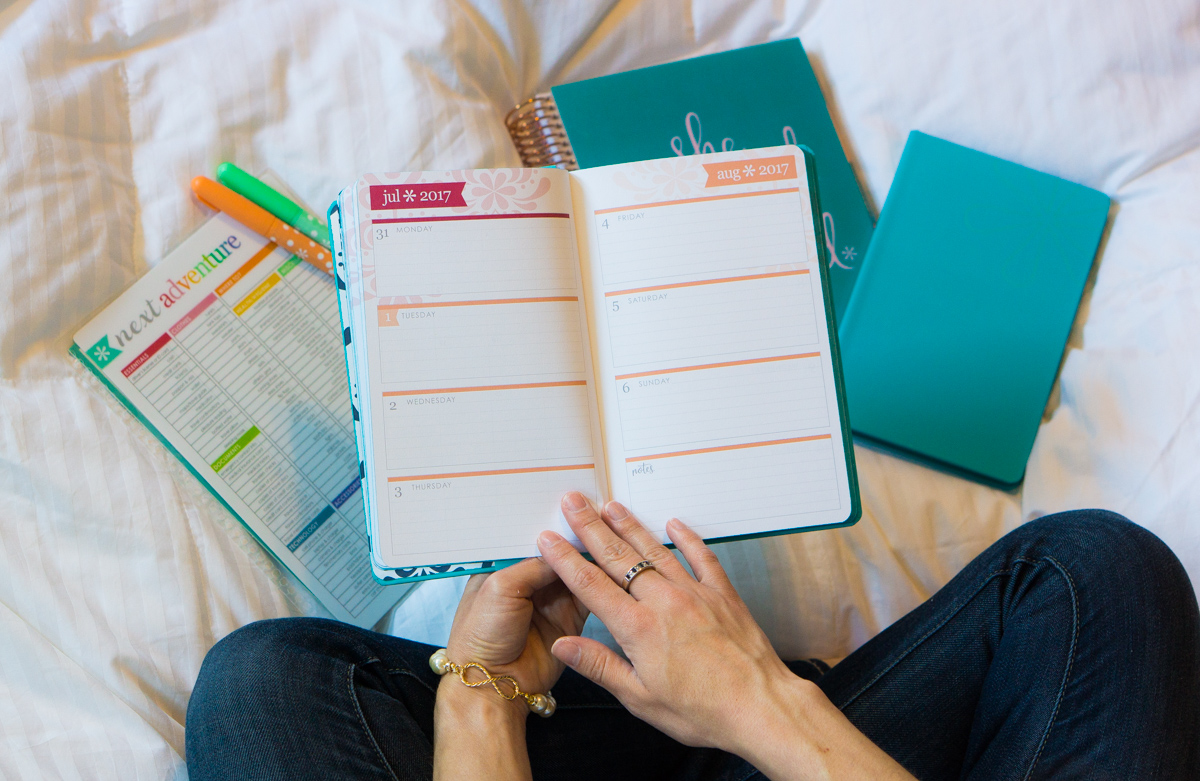 Erin Condren Snap-in travel dashboard | Hardbound planner and notebooks | 4 stylish tips for staying organized while traveling | erin condren coupon code | petite fashion and style blog