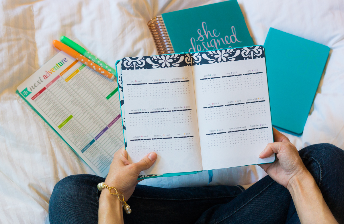 Erin Condren Snap-in travel dashboard | Hardbound planner and notebooks | 4 stylish tips for staying organized while traveling | erin condren coupon code | petite fashion and style blog