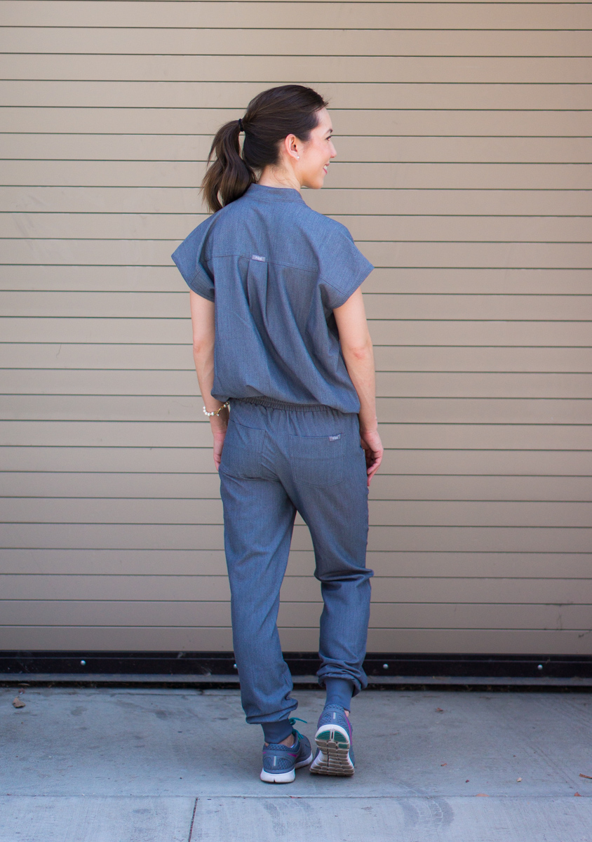 Honest Wear FIGS scrubs review | Zamora Jogger Scrub Pant | Rafaela Mandarin Collar Scrub Top | FIGS 20% off coupon code | Best jogger pants for women | Best Petite fashion and style blog | Jogger pants for errands, lounge wear, running errands | Fashion forward scrubs | Best scrub company