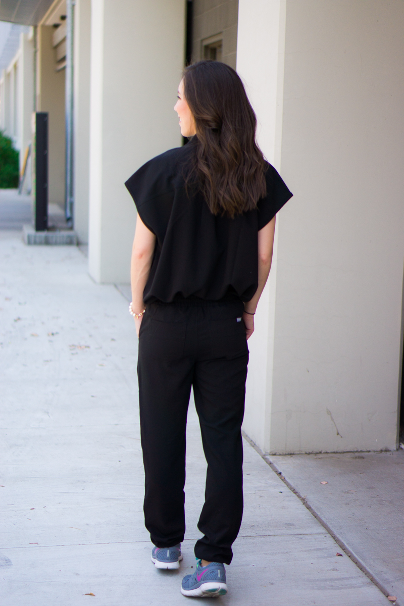 Honest Wear FIGS scrubs review | Zamora Jogger Scrub Pant | Rafaela Mandarin Collar Scrub Top | FIGS 20% off coupon code | Best jogger pants for women | Best Petite fashion and style blog | Jogger pants for errands, lounge wear, running errands | Fashion forward scrubs | Best scrub company