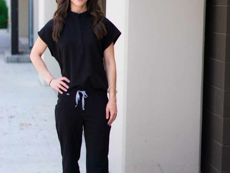 Honest Wear FIGS scrubs review | Zamora Jogger Scrub Pant | Rafaela Mandarin Collar Scrub Top | FIGS 20% off coupon code | Best jogger pants for women | Best Petite fashion and style blog | Jogger pants for errands, lounge wear, running errands | Fashion forward scrubs | Best scrub company