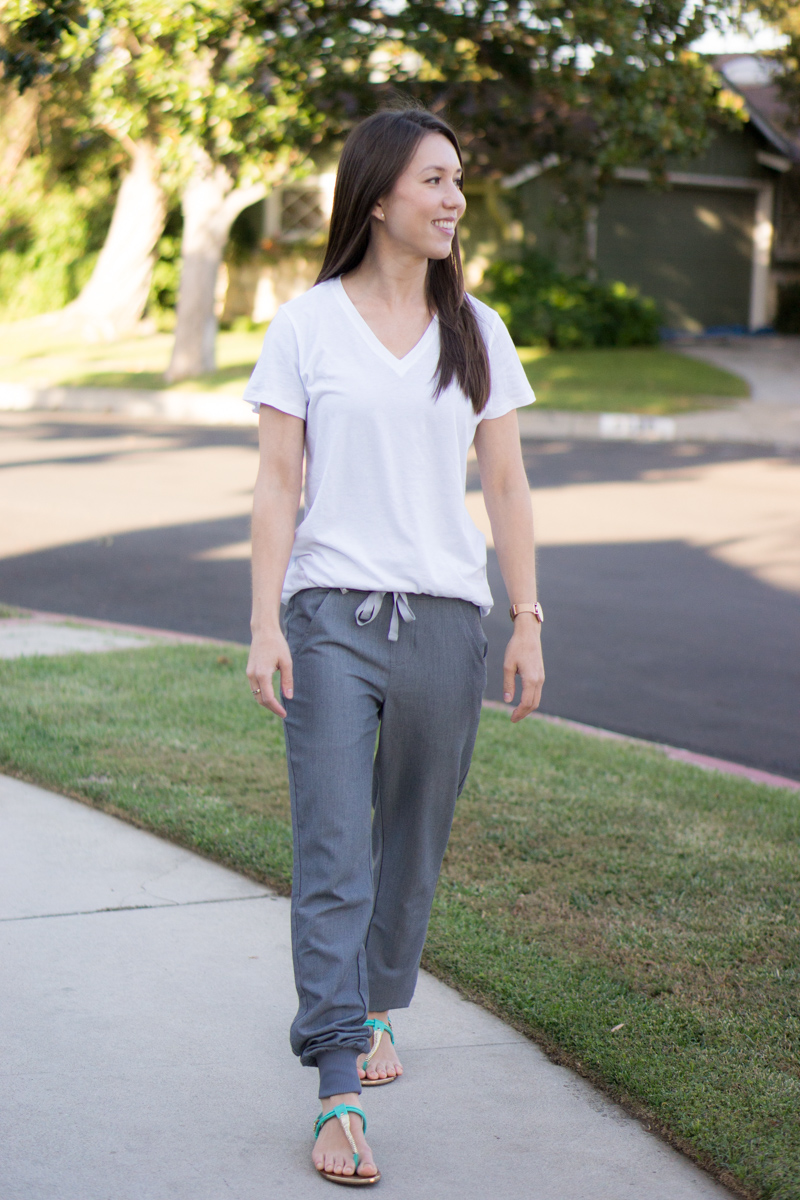 Honest Wear FIGS scrubs review | Zamora Jogger Scrub Pant | Rafaela Mandarin Collar Scrub Top | FIGS 20% off coupon code | Best jogger pants for women | Best Petite fashion and style blog | Jogger pants for errands, lounge wear, running errands | Fashion forward scrubs | Best scrub company