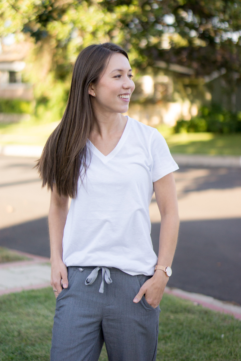 Honest Wear FIGS scrubs review | Zamora Jogger Scrub Pant | Rafaela Mandarin Collar Scrub Top | FIGS 20% off coupon code | Best jogger pants for women | Best Petite fashion and style blog | Jogger pants for errands, lounge wear, running errands | Fashion forward scrubs | Best scrub company