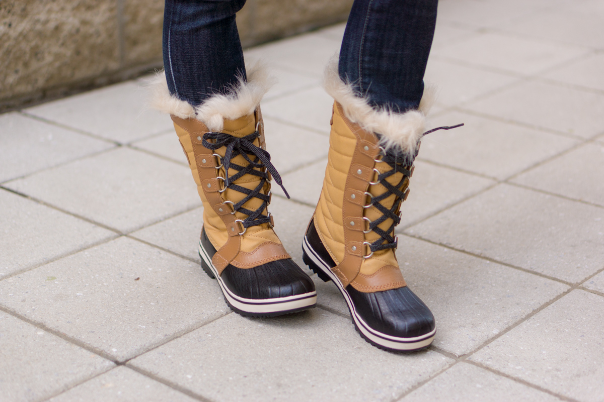 Sorel Tofino II waterproof boots review | Best winter boots | Bloomingdale's winter boots & winter accessories review | Women vs. kids sizing in Sorel boots | Lace up boots | Burberry Haddingfield | Finsbridge quilted down coat | Aqua blanket scarf | Aqua Beret hat | wool winter accessories | UGG fleece socks