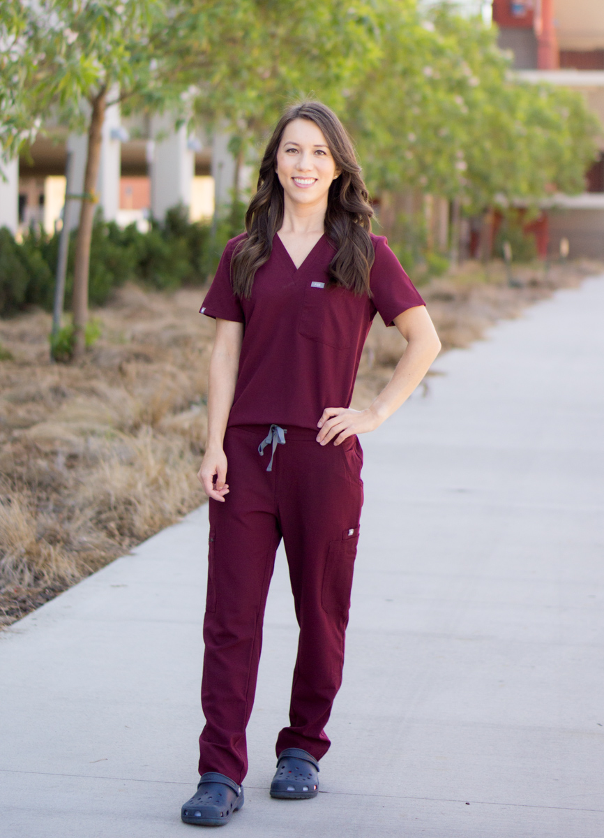 Honest FIGS Scrubs Review | Update on quality one-year later | Best scrubs | How do FIGS scrubs wear? Underscrubs tees, fleece jackets, vests, white coats, burgundy color, dark harbor, heather denim, chambray scrubs, white scrubs, pharmacist, doctor, physician, dentist, veterinarian
