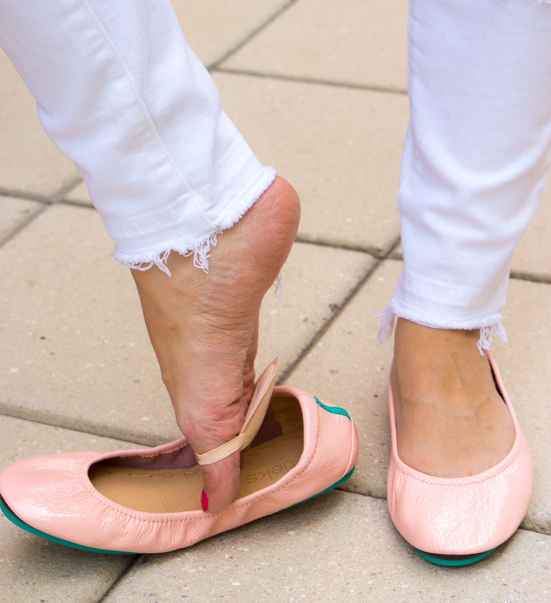 Tieks Cotton Candy Pink ballet flats review with Sheec Socks SockShion cushion perfect for ballet flats and wearing flats all day in comfort. Women's ballet flats spring summer outfit travel ideas