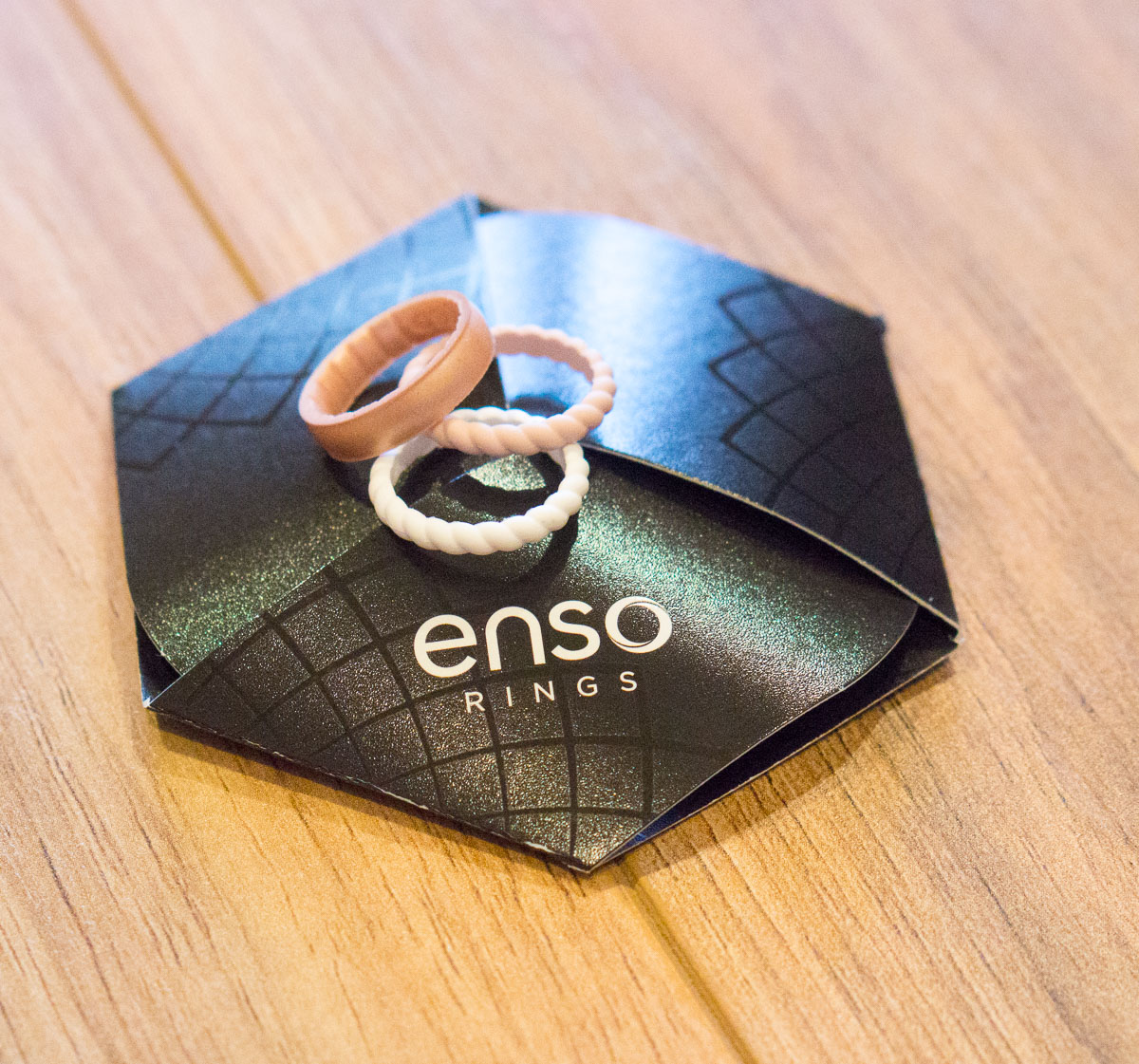 Enso Rings Review petite hand, healthcare professional, pharmacist and doctor why I chose silicone rings to a metal diamond band. Silicone rings are luxury, comfortable, safe and convenient. Petite Style Script