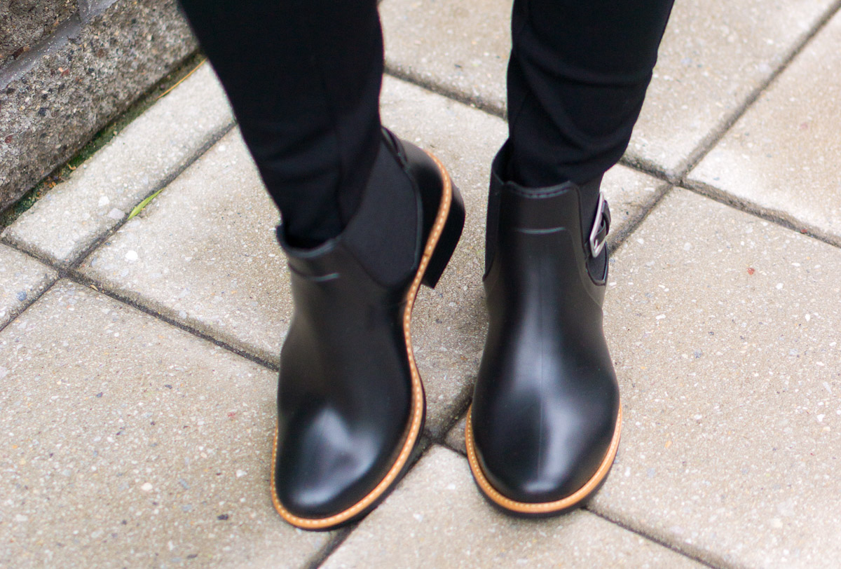 Rainy day outfit ideas with Bernardo buckle rain booties review and tory burch rain tall boots. Petite Fashion and style advice capsule wardrobes